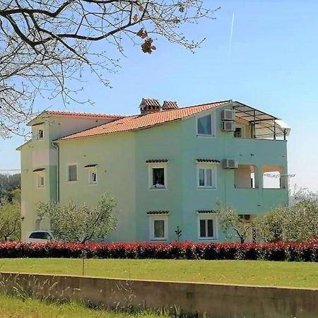 Apartmani Natasa Върсар Екстериор снимка