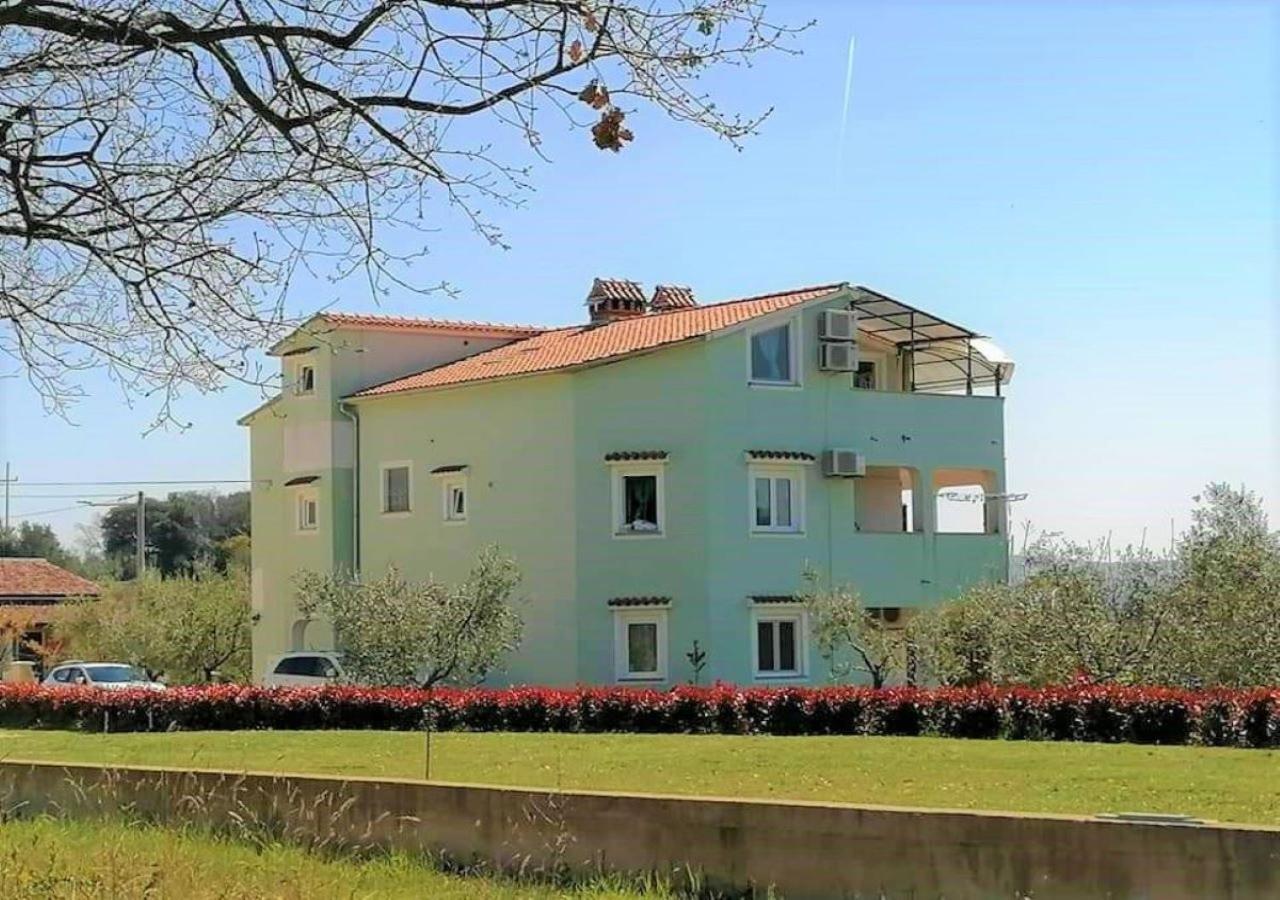 Apartmani Natasa Върсар Екстериор снимка
