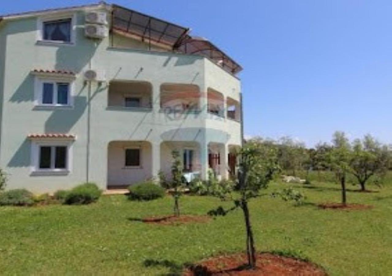 Apartmani Natasa Върсар Екстериор снимка